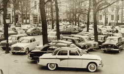 501613 Afbeelding van chaotisch geparkeerde auto's op het Janskerkhof te Utrecht.